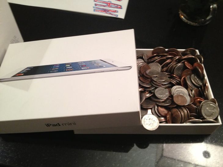 muchas monedas dentro de una caja de ipad