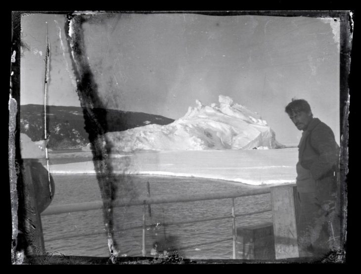 Un hombre en una expedición de hace 100 años en la Antártida