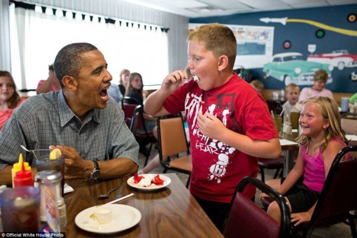 Barack comparte su postre con un niño en el restaurante