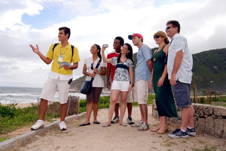 guía turístico con su grupo