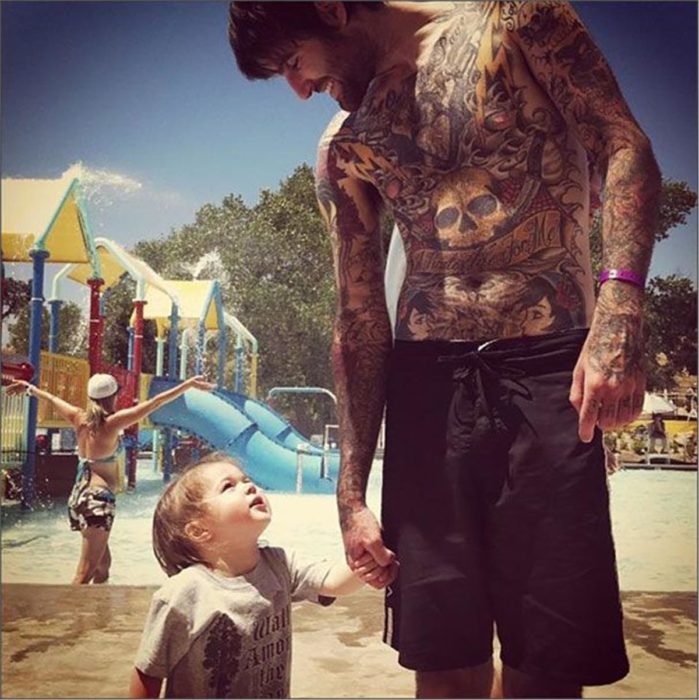 niño viendo a su papá en un parque acuático