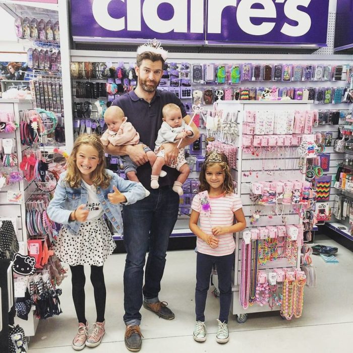 papá con cuatro hijas en el supermercado