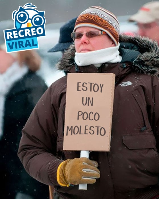 hombre sosteniendo un cartel que dice "estoy un poco molesto"