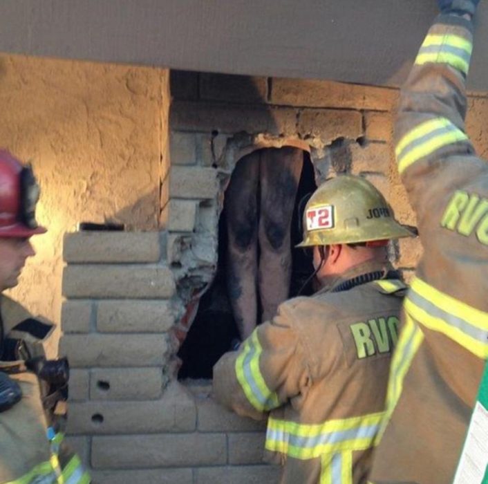 bomberos rescatando mujer