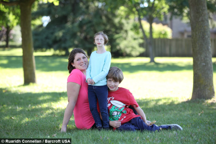 familia de una niña con enanismo