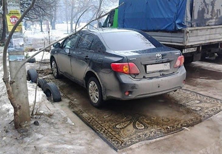 carro estacionado sobre dos tapetes