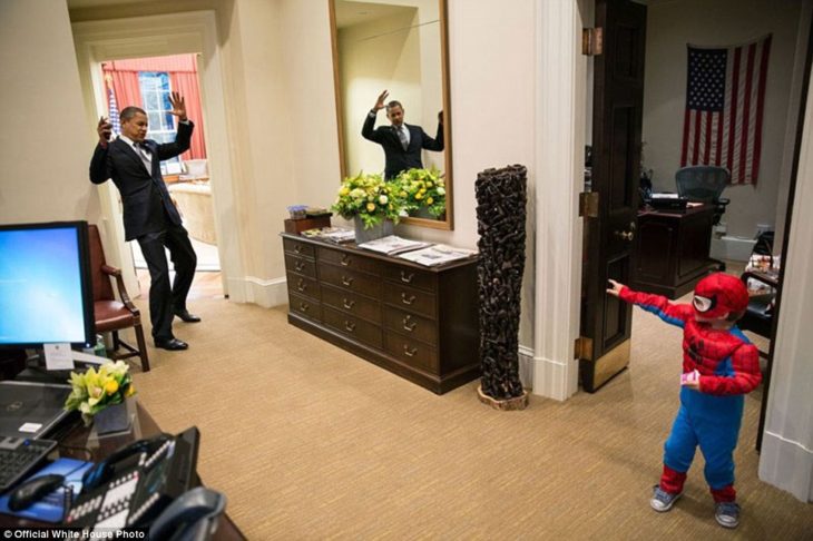 Obama juega con un niño Spiderman