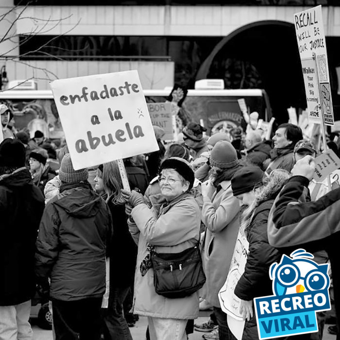 abuela protestando en una multitud