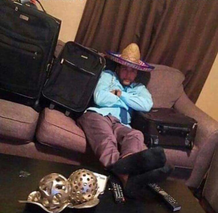 hombre con sombrero mexicano y maletas