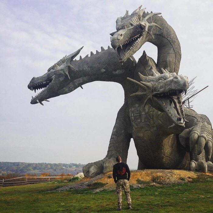 escultura de dragón de tres cabezas