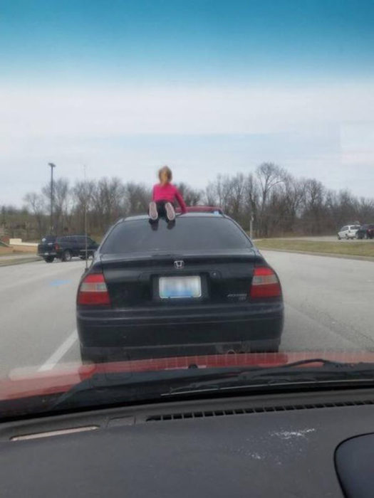 niña en el techo de un auto 