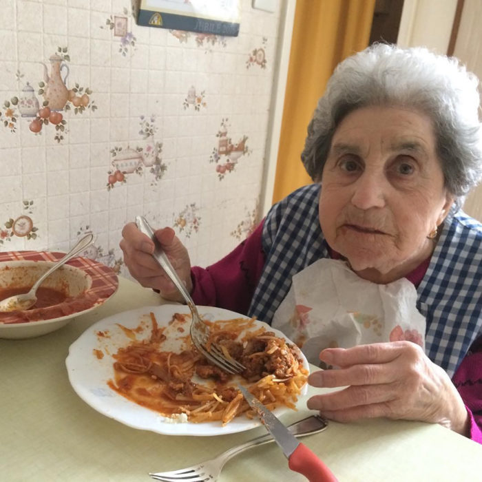 anciana comiendo 