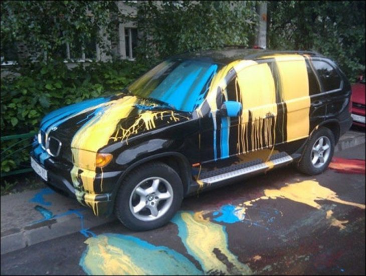 carro con pintura que chorrea