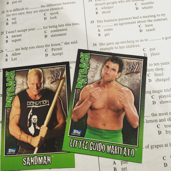 tarjetas de luchador sobre un examen 