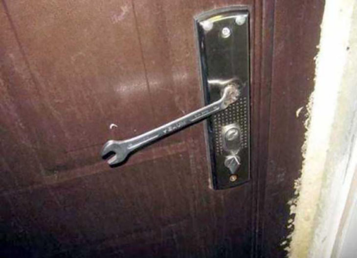 llave mecánica como manilla de puerta