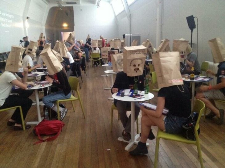 personas con bolsas en la cara