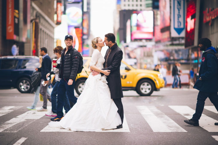  Zach Braff en foto d euna pareja en la calle