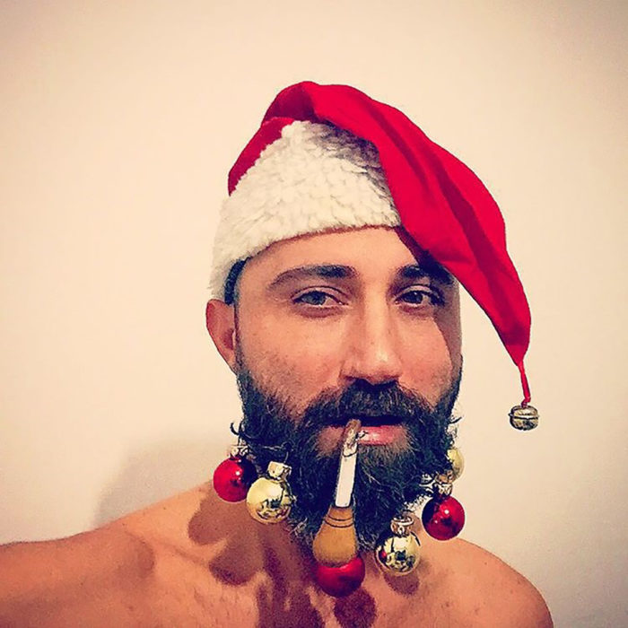 hombre con barba y sombrero de santa claus