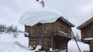hombre quita la nieve de un techo de un golpe