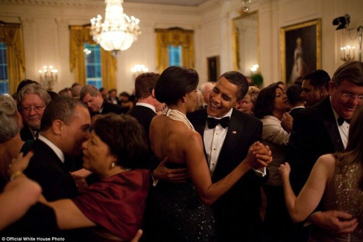 Obama y Michelle bailan en el salón del Gobernador