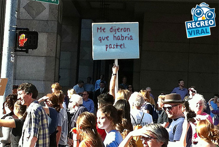 persona en una multitud sosteniendo un cartel