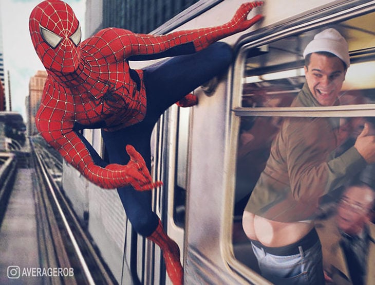 chico se edita al lado de spiderman mostrando su trasero en el metro