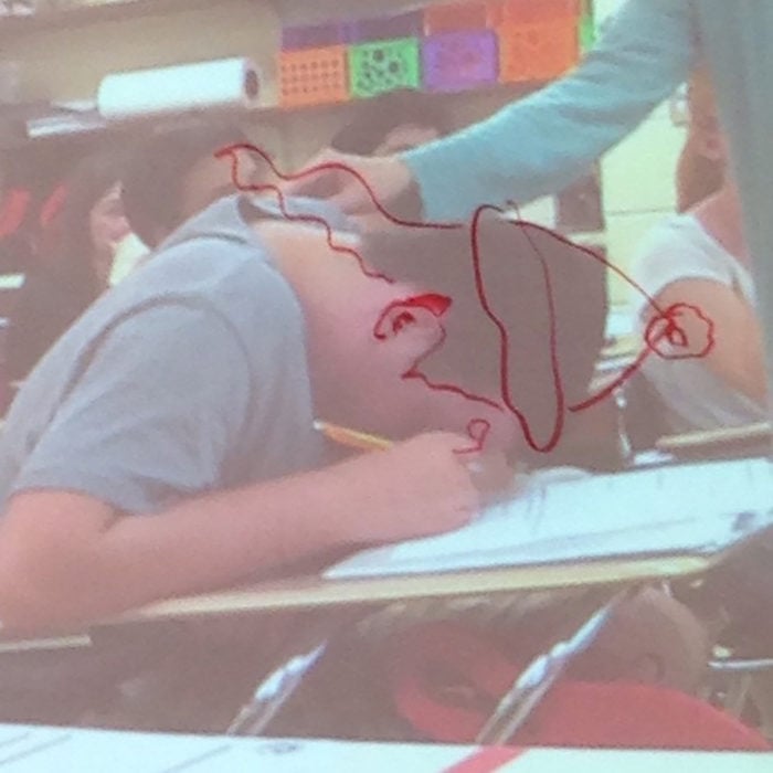chico dormido en clase por el proyector