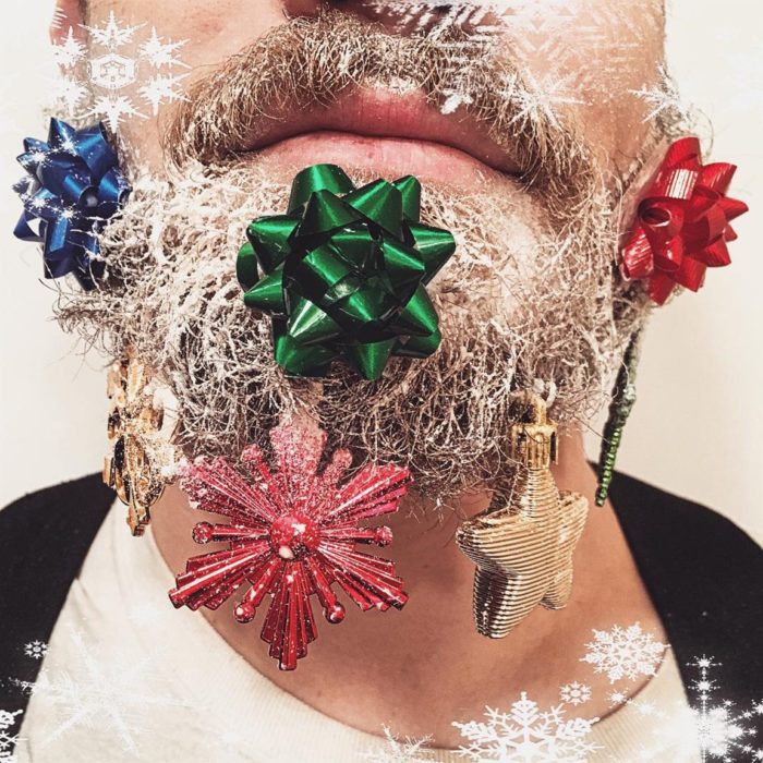 hombre con barba y moños de regalo