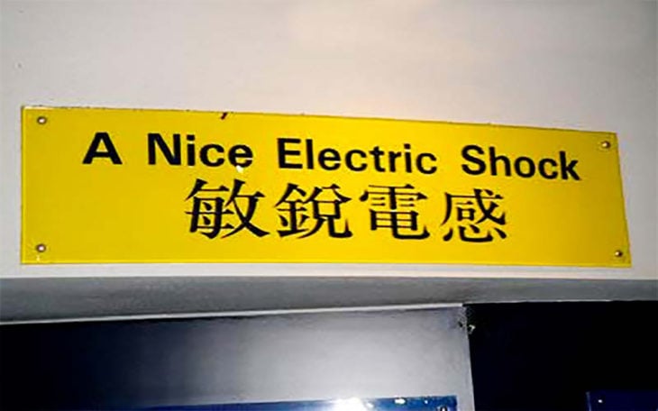 letrero asiático sobre choques eléctricos