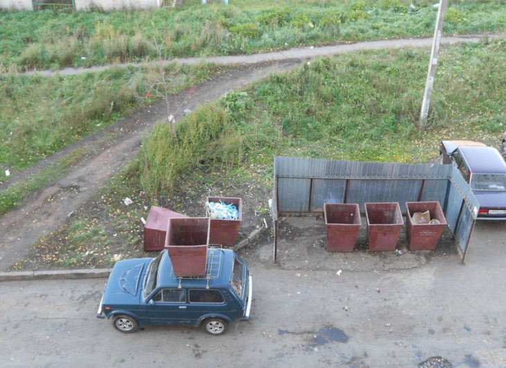 carro con bote de basura encima