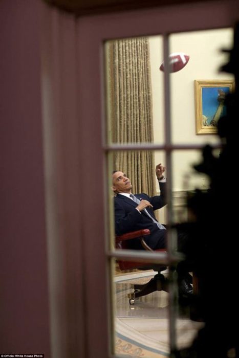 Obama juega con un balón de Fútbol