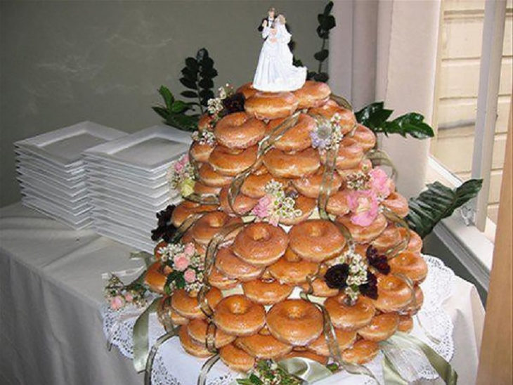 donas apiladas como pastel de boda