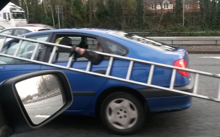 persona cargando escaleras en un carro