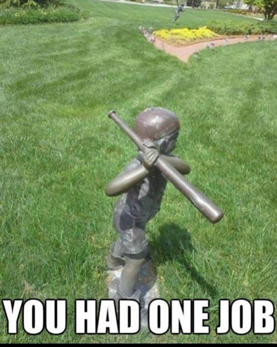 estatua de un niño con un bat de beisbol mál agarrado