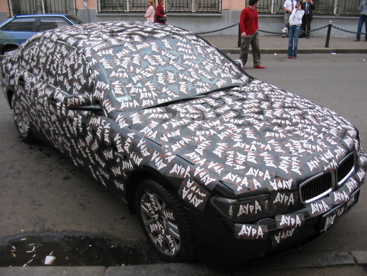 carro lleno de calcomanías