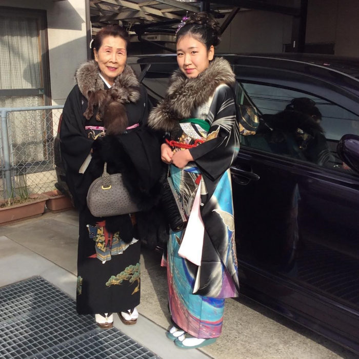 abuela y su nieta con kimono 