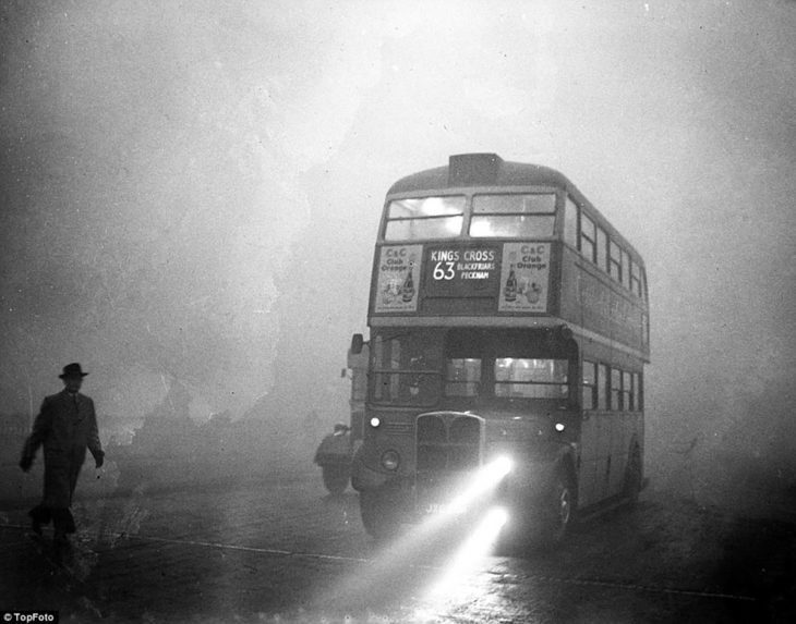 tranvía en londres durante la gran niebla