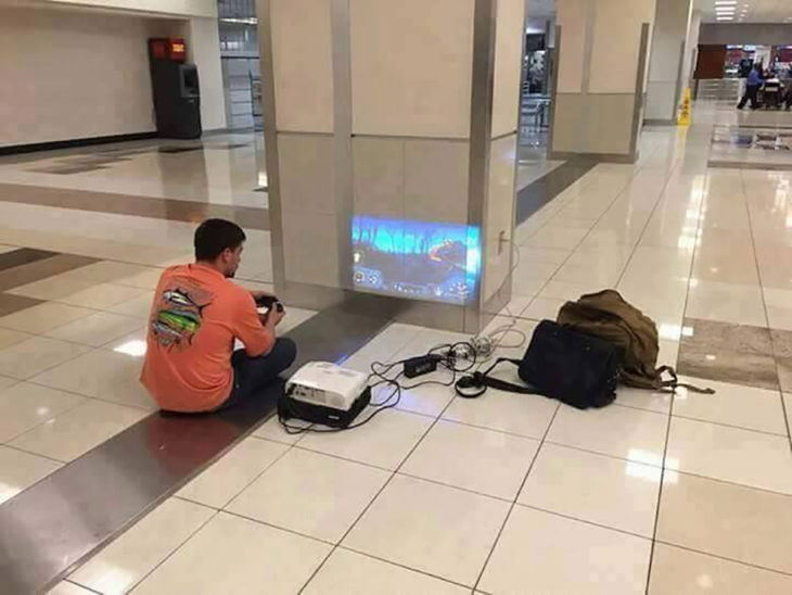 chico jugando videojuegos en areopuerto