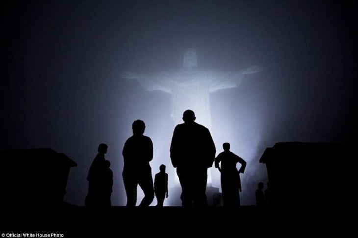 Familia presidencial visitando la estatua de Cristo Redentor en Brasil