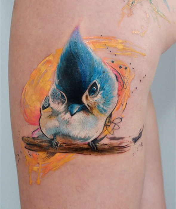 tatuaje de pajarillo de colores 