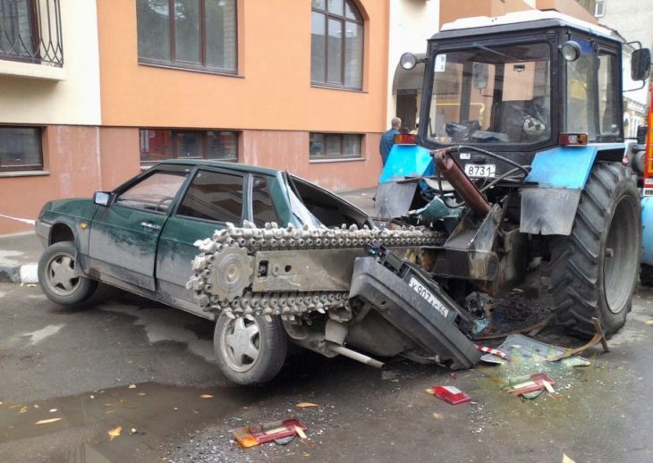 máquina cortando un carro