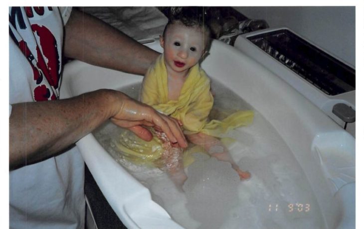 mujer bañando a bebé muy chiquita