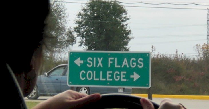 cartel de elegir entre la universidad o six flags