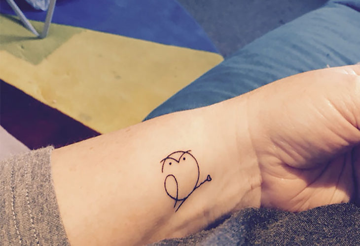 tatuaje minimalista de ave 