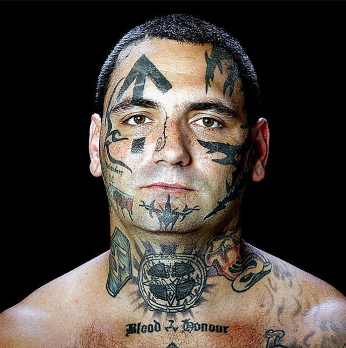 hombre con tatuajes en la cara