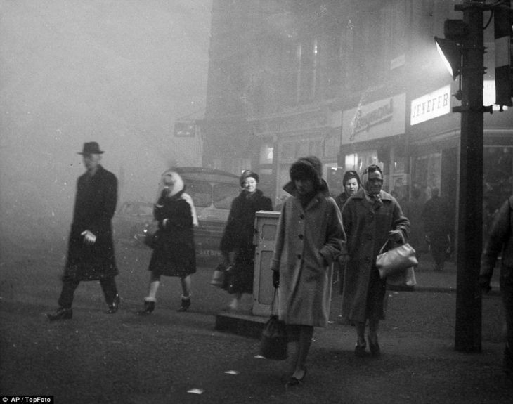 foto antigua de londres con la niebla tóxica