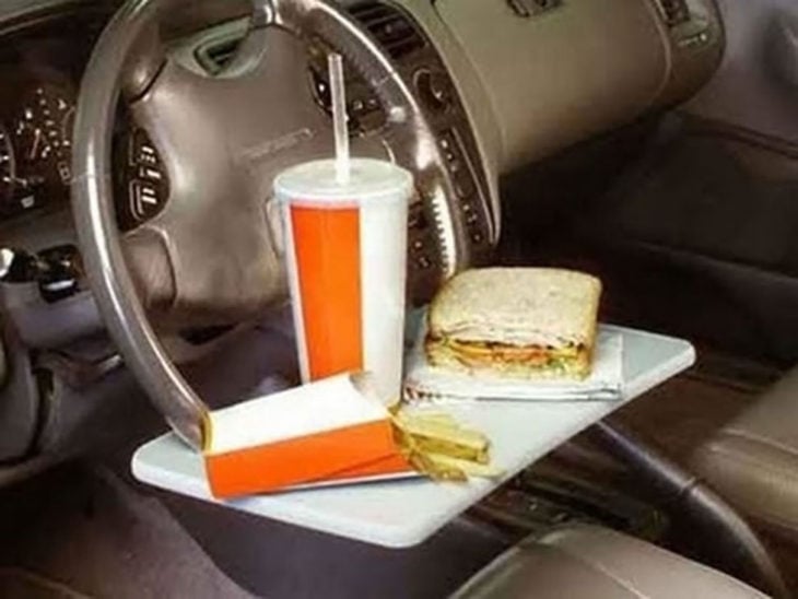 Mesa para comer en el coche