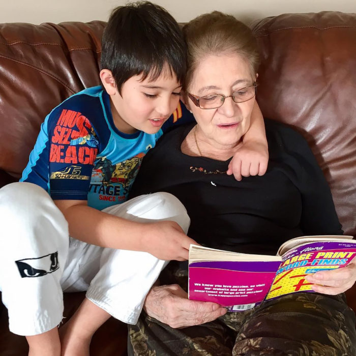 abuelita leyendo a su nieto