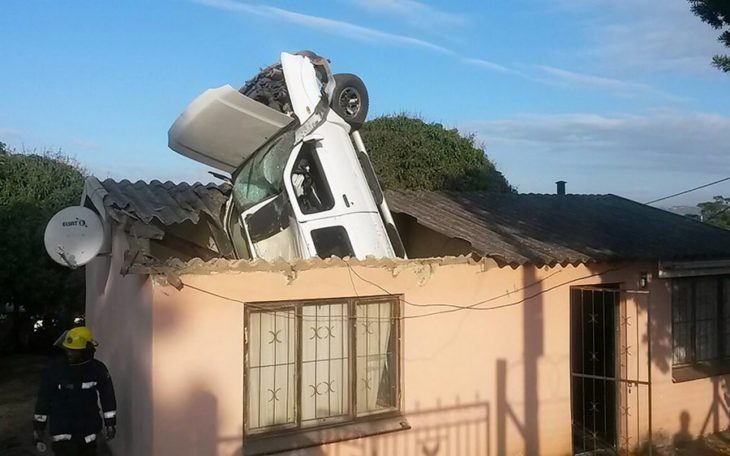 carro estrellado en el techo de una casa