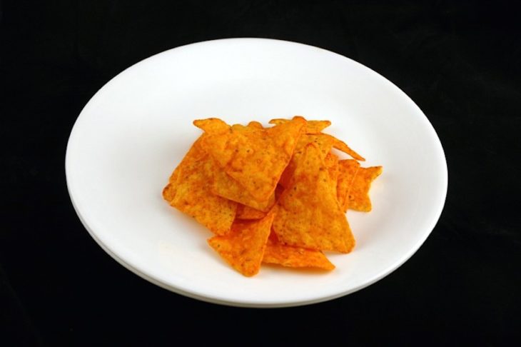 Un plato con doritos 